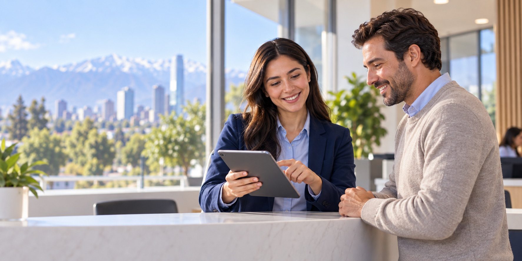 Ejecutiva orientando a un usuario con una tablet